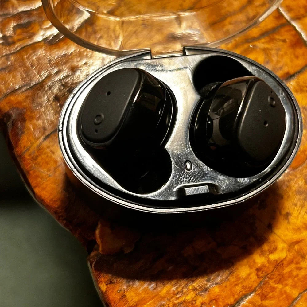 Lechgo bluetooth headphones.